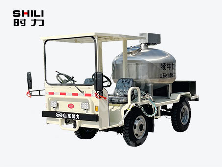1方電動(dòng)四輪犢牛喂奶車（立式罐、帶攪拌）