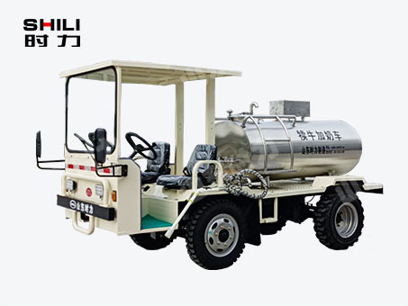 1方電動(dòng)四輪犢牛喂奶車（臥式罐、帶攪拌）